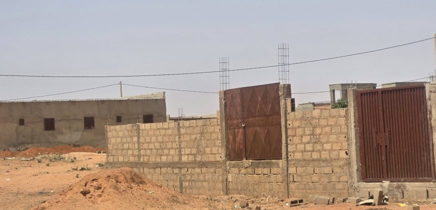 Terrain Urbain clôturé, 240 m², Électricité disponible