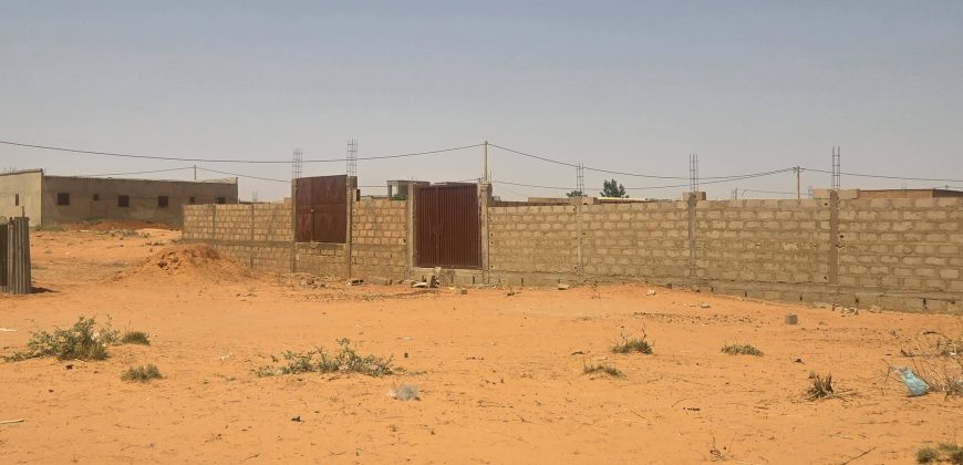 Terrain Urbain clôturé, 240 m², Électricité disponible