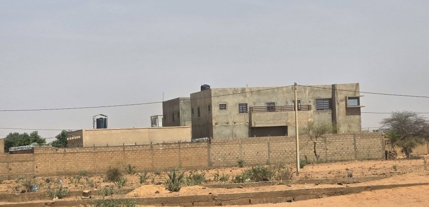 Terrain Urbain clôturé, 240 m², Électricité disponible