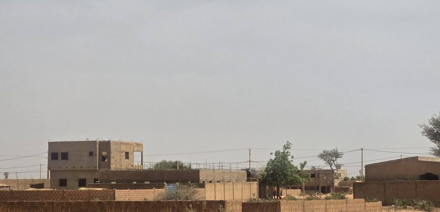 Terrain Urbain clôturé, 240 m², Électricité disponible