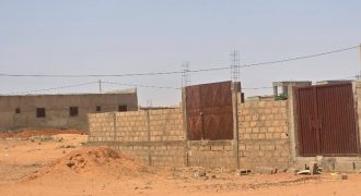 Terrain Urbain clôturé, 240 m², Électricité disponible