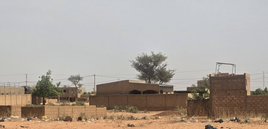 Terrain Urbain clôturé, 240 m², Électricité disponible