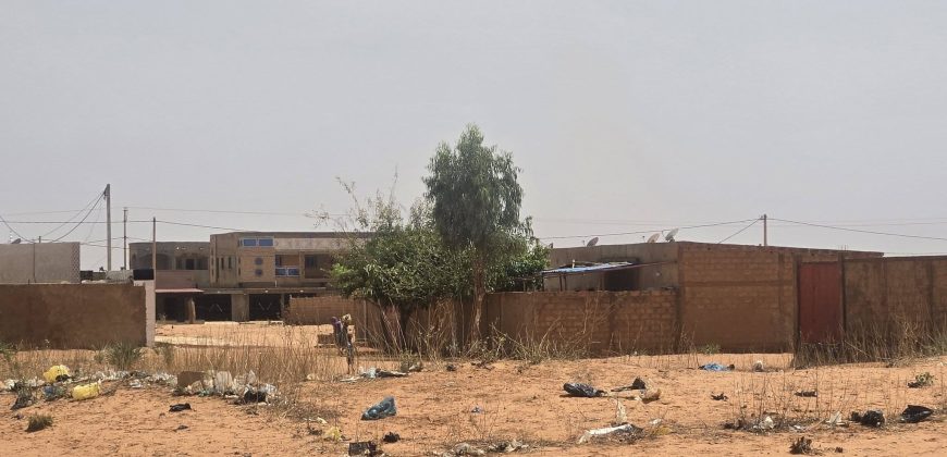 Terrain Urbain clôturé, 240 m², Électricité disponible