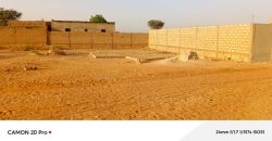 Terrain de 370 m², entre 2 Constructions