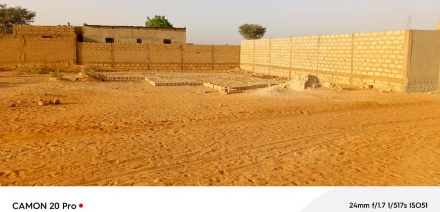 Terrain de 370 m², entre 2 Constructions