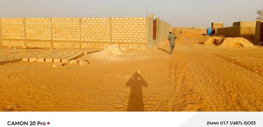 Terrain de 370 m², entre 2 Constructions