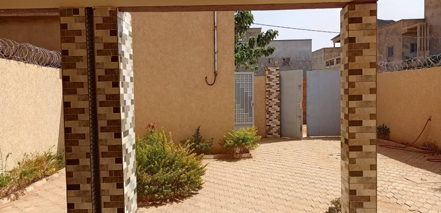 Villa 3 Chambres, 2 Douches, Dépendance