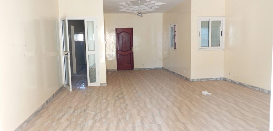 Villa 3 Chambres, 2 Douches, Dépendance