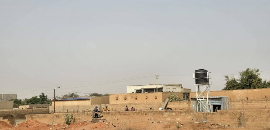Terrain Urbain de 894 m², Eau et Électricité disponibles