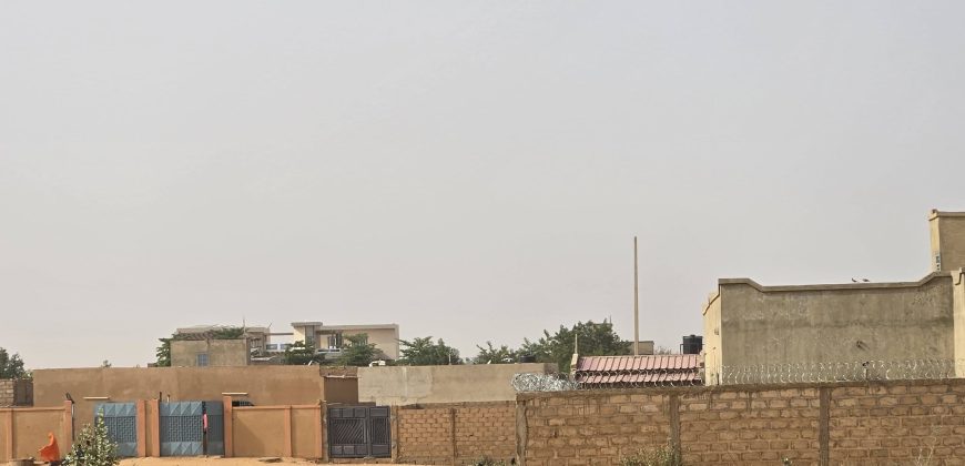 Terrain Urbain de 894 m², Eau et Électricité disponibles