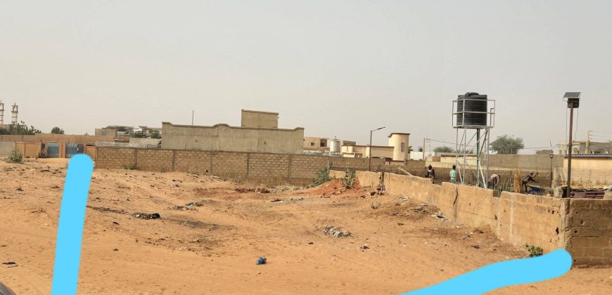 Terrain Urbain de 894 m², Eau et Électricité disponibles