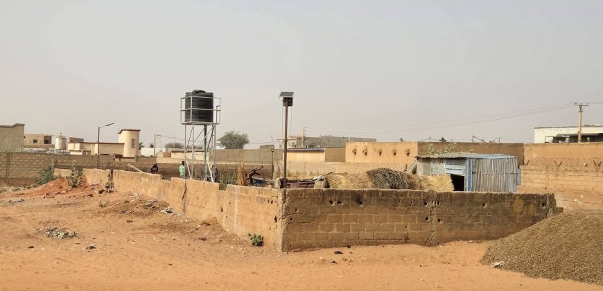 Terrain Urbain de 894 m², Eau et Électricité disponibles