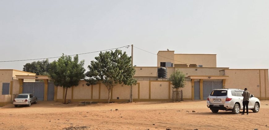 Terrain Urbain de 894 m², Eau et Électricité disponibles