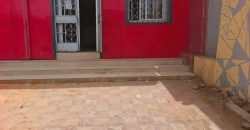 Boutique au Bord du Goudron, Carreaux et Vitre