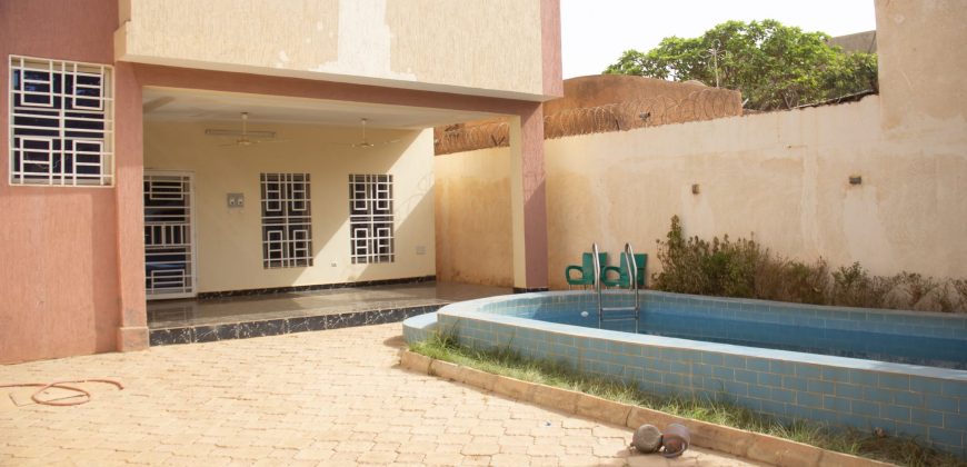 Magnifique Villa R+2 Meublée, 4 Chambres, Sécurisée