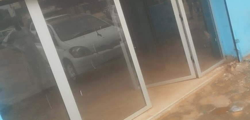 Boutique avec Douche Interne et Magasin